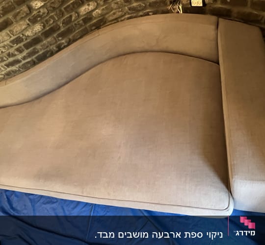 ספה אפורה על יריעת מגן כחולה